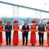 Thủ tướng Nguyễn Xuân Phúc và các đại biểu cắt băng khánh thành dự án Nhà máy nhiệt điện Thái Bình. (Ảnh: Thống Nhất/TTXVN)