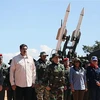 Tổng thống Nicolas Maduro (thứ 2 trái) thị sát cuộc tập trận của lực lượng vũ trang Venezuela ở Fort Guaicaipuro, bang Miranda, Venezuela. (Nguồn: AFP/TTXVN)