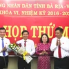 Lãnh đạo tỉnh Bà Rịa-Vũng Tàu chúc mừng ông Trần Văn Tuấn. (Nguồn: baochinhphu.vn)