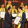 Ông Đỗ Thanh Tuấn - Giám đốc Đối Ngoại, đại diện công ty Vinamilk nhận giải thưởng. (Ảnh: Vietnam+)