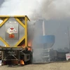 Xe chở hóa chất phốt pho bốc cháy dữ dội ngay sát cây xăng tại trạm dừng nghỉ trên cao tốc Nội Bài-Lào Cai. (Ảnh: TTXVN phát)