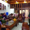 Cơ quan chức năng đọc lệnh khám xét nơi ở của Nguyễn Quang Huy. (Ảnh: Hoàng Hiền/TTXVN phát)