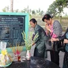 Các đại biểu viếng thăm Khu chứng tích tội ác quân Khmer đỏ Pol Pot-Ieng Sary tại xã Tân Lập. (Ảnh: Thanh Tân/TTXVN)