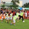 Huấn luyện viên Park Hang-seo trực tiếp tham gia đá bóng cùng các cầu thủ nhí tỉnh An Giang. (Ảnh: Công Mạo/TTXVN)