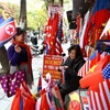 Trong ảnh: Khách du lịch mua cờ các nước trên phố Hàng Bông (Hà Nội). (Ảnh: Minh Quyết/TTXVN)
