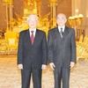 Tổng Bí thư, Chủ tịch nước Nguyễn Phú Trọng và Quốc vương Campuchia Norodom Sihamoni chụp ảnh chung. (Ảnh: Trí Dũng/TTXVN)