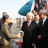 Phó Thủ tướng Campuchia Men Sam An đón Tổng Bí thư, Chủ tịch nước Nguyễn Phú Trọng tại sân bay Quốc tế Pochentong. (Ảnh: Trí Dũng/TTXVN)
