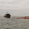 Tàu cá mang biển kiểm soát BĐ 94005 TS bị chìm, các ngư dân rơi xuống biển. (Ảnh minh họa: Nguyên Linh/TTXVN)