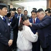 Chủ tịch Triều Tiên Kim Jong-un bày tỏ tình cảm thân mật với thiếu nhi Hà Nội tại lễ đón ở khách sạn Melia. (Ảnh: Nhan Sáng/TTXVN)