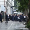Nhân viên khách sạn Metropole dời ra bên ngoài khu vực cổng phụ trên phố Lý Thái Tổ theo yêu cầu của đoàn Triều Tiên. (Ảnh: Minh Quyết/TTXVN)