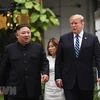 Tổng thống Mỹ Donald Trump (phải) và Chủ tịch Triều Tiên Kim Jong-un tới phòng họp để bắt đầu cuộc gặp mở rộng với quan chức hai nước tại Hà Nội ngày 28/2/2019. (Ảnh: AFP/TTXVN)