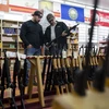 Khách hàng chọn mua súng tại một cửa hàng ở Merrimack, New Hampshire, Mỹ. (Nguồn: AFP/TTXVN)