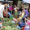 Chợ quê của người Mông xã Nà Hẩu, huyện Văn Yên (Yên Bái) diễn ra tại khuôn viên Trụ sở xã Nà Hẩu vào dịp Lễ hội Tết rừng. (Ảnh: Việt Dũng/TTXVN)