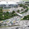 Các lối vào nhà ga Cảng hàng không quốc tế Tân Sơn Nhất bị ùn tắc nghiêm trọng. (Ảnh: Trần Xuân Tình/TTXVN)