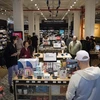 Khách hàng mua sắm tại cửa hàng bán lẻ 4 sao đầu tiên của Amazon ở Manhattan, New York, Mỹ ngày 27/9/2018. (Nguồn: AFP/TTXVN)