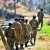 Binh sỹ Pakistan tuần tra gần khu vực máy bay chiến đấu của Ấn Độ được cho là bị Pakistan bắn hạ ở Balakot, Pakistan. (Nguồn: THX/TTXVN)
