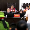 Chủ tọa phiên tòa Nguyễn Vinh Quang xét hỏi các bị cáo. (Ảnh: Trung Kiên/TTXVN)