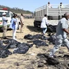 Chuyển thi thể nạn nhân tại hiện trường vụ rơi máy bay của hãng hàng không Ethiopian Airlines gần Bishoftu, Ethiopia, ngày 10/3/2019. (Nguồn: AFP/TTXVN)