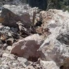 Hiện trường vụ việc cho thấy những khối đá có kích thước bằng cả ngôi nhà đổ sập lên hai chiếc máy xúc. (Ảnh: Quốc Đạt/TTXVN)