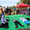 Sơ cứu các nạn nhân nghi bị ngộ độc khí tại Pasir Gudang, Johor, Malaysia. (Nguồn: Bernama/TTXVN)