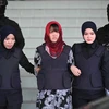 Cảnh sát áp giải Đoàn Thị Hương (giữa) rời Tòa Thượng thẩm Shah Alam ở ngoại ô Kuala Lumpur, Malaysia. (Nguồn: AFP/TTXVN)
