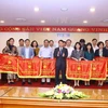Ủy viên Trung ương Đảng, Bí thư Đảng ủy, Tổng giám đốc TTXVN Nguyễn Đức Lợi tặng Cờ thi đua của TTXVN cho 21 tập thể. (Ảnh: Minh Quyết/TTXVN)