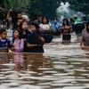 Sơ tán người dân khỏi khu vực ngập lụt sau mưa lớn tại làng Dayeuhkolot ở Bandung, Tây Java, Indonesia. (Nguồn: AFP/TTXVN)
