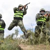 Các binh sỹ Trung Quốc và Kyrgyzstan tham gia một cuộc tập trận chung chống khủng bố ở Tân Cương. (Nguồn: THX/ TTXVN)