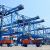 Xếp dỡ hàng hóa tại cảng ở Thanh Đảo, tỉnh Sơn Đông, miền đông Trung Quốc. (Nguồn: THX/TTXVN)