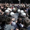 Người biểu tình đụng độ với cải sát bên ngoài dinh thự của Tổng thống Aleksandar Vucic.(Nguồn: Reuters)