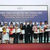 VCCI Cần Thơ trao chứng nhận kết nạp hội viên mới cho hơn 30 doanh nghiệp. (Nguồn: msn.com)