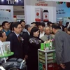 Các đại biểu tham quan các gian hàng tại Hội chợ Dược liệu và sản phẩm Y dược cổ truyền toàn quốc lần thứ nhất. (Ảnh: Hoàng Hùng/TTXVN)