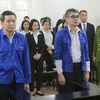 Bị cáo Võ Quang Huy (đứng bên trái) và bị cáo Từ Thành Nghĩa (đứng bên phải) tại phiên tòa. (Ảnh: Doãn Tấn/TTXVN)