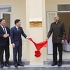Ngài Pavathaneni, Đại sứ Ấn Độ, cùng lãnh đạo tỉnh Vĩnh Phúc cắt băng khánh thành nhà ăn bán trú. (Ảnh: Nguyễn Thảo/TTXVN)