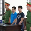 Hai bị cáo Huỳnh Tấn Lượng và Huỳnh Tấn Long tại tòa. (Ảnh: Nguyễn Thành/TTXVN)
