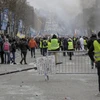 Xung đột giữa cảnh sát chống bạo động và người biểu tình Áo vàng trên Đại lộ Champs-Elysees. (Nguồn: AFP/TTXVN)