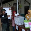 Nhân viên an ninh và nhân viên bầu cử Thái Lan kiểm kết quả bỏ phiếu tại một điểm bầu cử ở Narathiwat. (Nguồn: AFP/TTXVN)