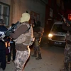 Lực lượng cảnh sát đặc nhiệm Thổ Nhĩ Kỳ đột kích một căn nhà bị nghi là nơi lẩn trốn của các đối tượng khủng bố Hồi giáo. (Nguồn: AFP/TTXVN)
