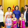 Phó Chủ tịch nước Đặng Thị Ngọc Thịnh chụp ảnh chung với bà Ri Kang-juk và các đại biểu Triều Tiên. (Ảnh: Dương Giang/TTXVN)