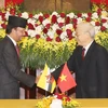 Tổng Bí thư, Chủ tịch nước Nguyễn Phú Trọng và Quốc vương Brunei Darussalam Sultan Haji Hassanal Bolkiah sau Lễ ký. (Ảnh: Trí Dũng/TTXVN)