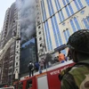 Lực lượng cứu hỏa nỗ lực dập lửa và tìm kiếm các nạn nhân tại hiện trường vụ cháy tòa thương mại 22 tầng ở Dhaka. (Nguồn: AFP/TTXVN)