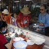 Du khách tham quan khu chế tác các sản phẩm ngọc trai tại một cơ sở trên đảo Phú Quốc. (Ảnh: Lê Huy Hải/TTXVN)