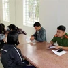 Công an huyện Diễn Châu lấy lời khai nhân chứng vụ nữ sinh bị đánh tại trường Trung học cơ sở Diễn Hùng. (Ảnh: Bích Huệ/TTXVN)