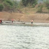 Lực lượng chức năng tìm kiếm thi thể ông Hoàng Văn Siện bị đuối nước trên lòng hồ sông Đà. (Ảnh: TTXVN phát)