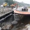 Đường tránh cầu Ngòi Thủ trên cao tốc Nội Bài-Lào Cai bị sạt lở nghiêm trọng. (Ảnh: Việt Dũng/TTXVN)