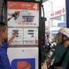 Khách đến mua xăng tại cửa hàng xăng dầu số 85, Nguyễn Văn Cừ, Gia Thuỵ, Long Biên, Hà Nội. (Ảnh: Minh Quyết/TTXVN)