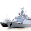 Tàu hộ vệ BNS PROTTOY (F112) được tàu lai dắt cập cảng Sài Gòn. (Ảnh: Xuân Khu/TTXVN)