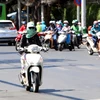 Phần đông người dân Thành phố Hồ Chí Minh đều trùm kín người khi đi ra đường. (Ảnh: Thanh Vũ/TTXVN)