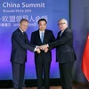 (Từ trái sang): Chủ tịch Hội đồng châu Âu Donald Tusk, Thủ tướng Trung Quốc Lý Khắc Cường và Chủ tịch Ủy ban châu Âu Jean-Claude Juncker tại Hội nghị các nhà lãnh đạo EU-Trung Quốc ở Brussels, Bỉ ngày 9/4. (Nguồn: THX/TTXVN)
