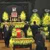 Thủ tướng Nguyễn Xuân Phúc và các đồng chí lãnh đạo, nguyên lãnh đạo Đảng, Nhà nước đi vòng quanh linh cữu đồng chí Đồng Sỹ Nguyên lần cuối. (Ảnh: Văn Điệp/TTXVN)